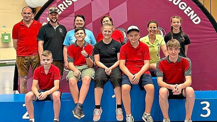 F&uuml;r die SG Kronach traten an: Leo Degel, Leopold Kette, Moritz F&ouml;rst, Luana F&ouml;rtsch, Leonie Heim und Maximilian F&ouml;rst. Die Trainer Birgit Rittmann, Michael Heim, Michael F&ouml;rster, Monika Wimmer waren zufrieden. Mit auf dem Bild: Schirmherrin Monika...