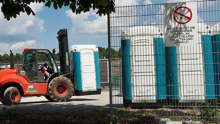 550 Chemietoiletten und 25 Klo-Container sollen bei Rock im Park daf&uuml;r sorgen, dass nichts in die B&uuml;sche geht.
