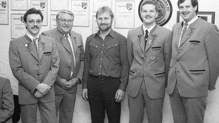 24:0 Punkte in der Gaurunde: Im Bild die Sportpistolenmannschaft des B&uuml;rger- und Sch&uuml;tzenvereins Bad Br&uuml;ckenau mit Heinz Becher, Peter Hahn, Berthold Richter, Edgar Rie&szlig;, Reinhard Zeug und Mannschaftsf&uuml;hrer Karl-Heinz Mohr.