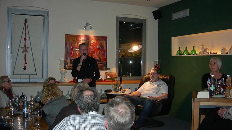 Lesung: Im Iphöfer Weinbistro gab Joachim Jost (sitzend) seine erste Lesung.