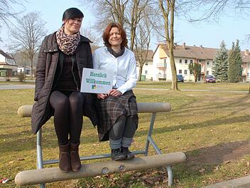 Juliane Eras (links) und Kathrin Linnig halten die "Soziale Stadt" am Siemensring am Leben. Foto: Rainer Lutz