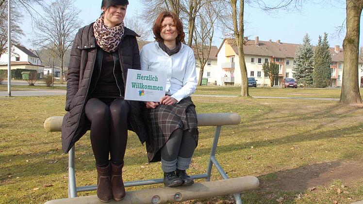Juliane Eras (links) und Kathrin Linnig halten die "Soziale Stadt" am Siemensring am Leben. Foto: Rainer Lutz