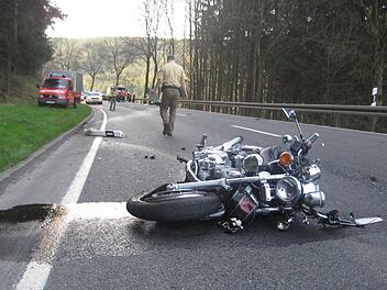 Drei Personen in Lebensgefahr sind die traurige Bilanz eines Motorradunfalls am Sonntag.  Foto: Alexander Löffler