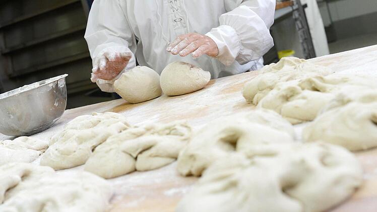Steigende Energiepreise zwingen Bäcker dazu, teurere Brötchen zu backen.  Foto: Jens Kalaene/dpa