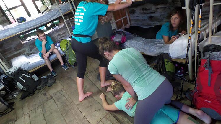 Mit Dehnübungen und Massagen kämpften die Schüler aus Ebern täglich gegen Rückenschmerzen und Muskelkater auf dem Jakobsweg an.