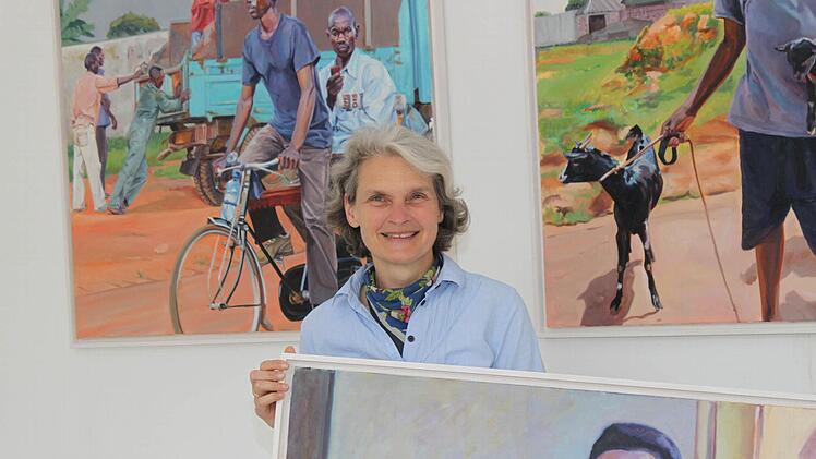 Claudia Wirth inmitten ihrer Bilder aus Uganda  Fotos: Carmen Schwind