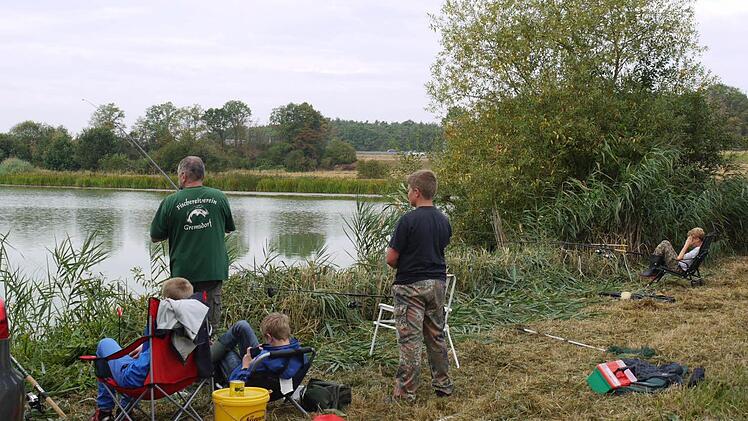 Lässig wie die Großen sitzen die Angelnovizen am Ufer. Foto: Pauline Lindner