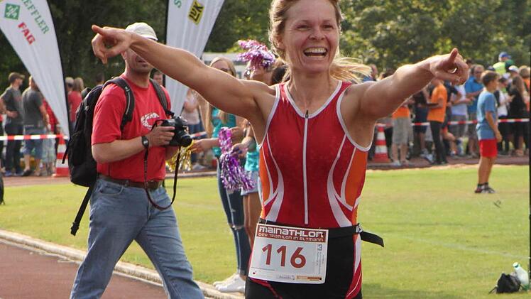 Freudestrahlend läuft Carmen Schlichting-Förtsch von SC Kemmern, die Siegerin bei den Damen, über die Ziellinie.