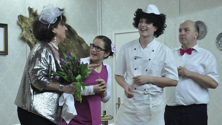 Die Dynamik der Komödie steigert sich: Katrin Frank, Laura Rottenberger, Florian Hein und Christoph Ehrenberg. Foto: Peter Klopf