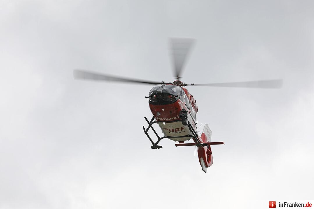 Golf kollidiert mit Traktor: 49-Jährige schwer verletzt