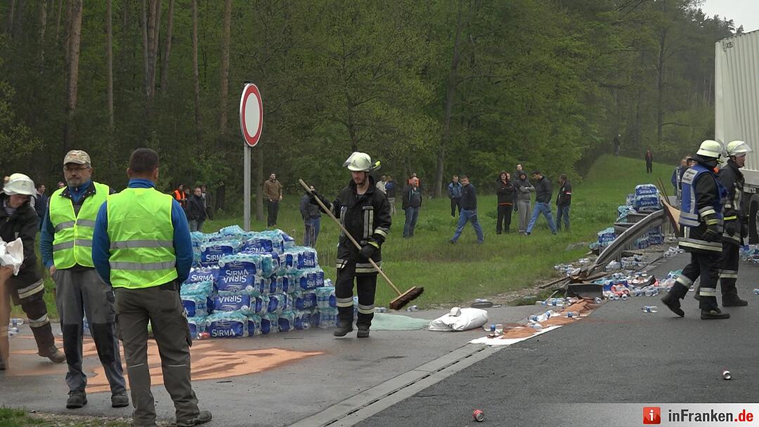 Schwerer Unfall auf A6 im Kreis Roth: Schaulustige behindern Einsatzkräfte