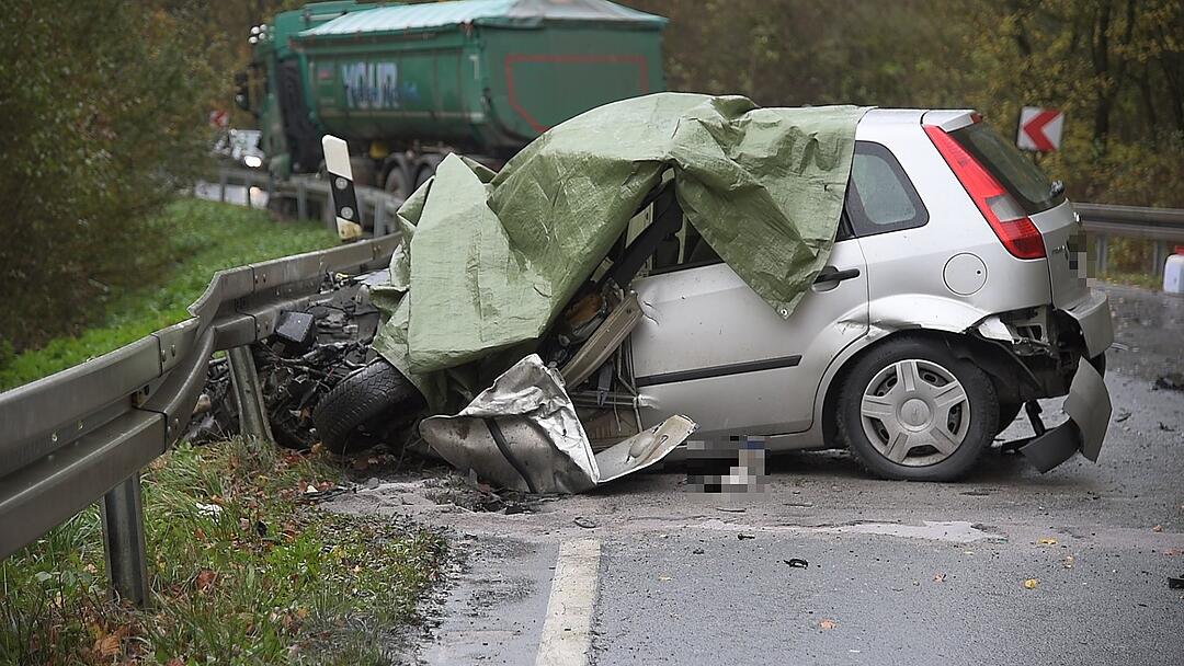 Helmstadt: Auto schleudert in Lastwagen - Fahrerin stirbt