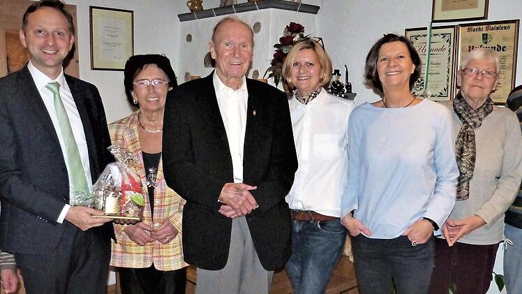 Seinen 80. Geburtstag feierte Heinrich Friedlein. Von links: Adelheid Wich, Bürgermeister Robert Bosch, Lebensgefährtin Elisabetha Pohl, Heinrich Friedlein, die Töchter Heike und Dagmar, Schwester Ursula Brauer und Schwager Bill Brauer.  Foto: Werner Reißaus