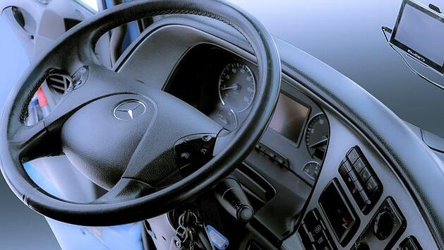 33.000 Euro teurer Schlaf: Der 37-j&auml;hrige Lkw-Fahrer  kam in der Nacht zum Freitag auf der Bundesstra&szlig;e 2 mit seinem Sattelzug nach rechts von der Fahrbahn ab. Er m&auml;hte zwei Ampelmasten und einen Leitpfosten um. Symbolfoto: pixabay.com/pexels