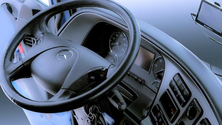 33.000 Euro teurer Schlaf: Der 37-jährige Lkw-Fahrer  kam in der Nacht zum Freitag auf der Bundesstraße 2 mit seinem Sattelzug nach rechts von der Fahrbahn ab. Er mähte zwei Ampelmasten und einen Leitpfosten um. Symbolfoto: pixabay.com/pexels