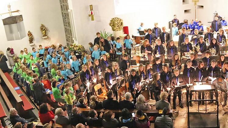 Die versammelten Nachwuchsmusiker des Musikvereins Forchheim-Buckenhofen in der St.-Josefskirche Foto: Jan Korporaal