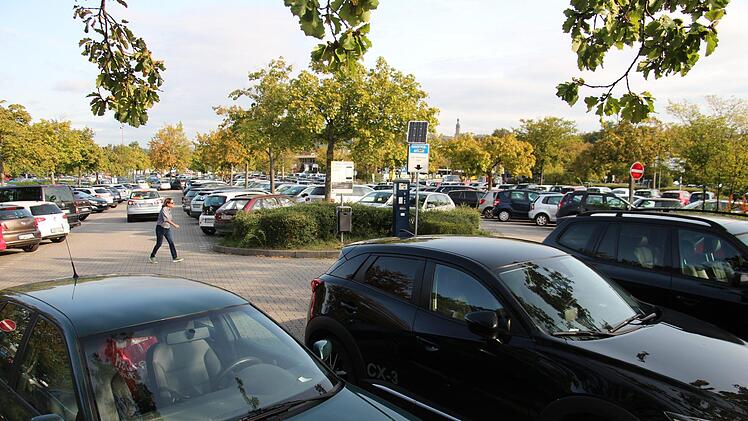 Der Großparkplatz hinter dem Bahnhof in Erlangen ist vormittags oft proppenvoll. . Christian Bauriedel (oben)/Stadt Erlangen