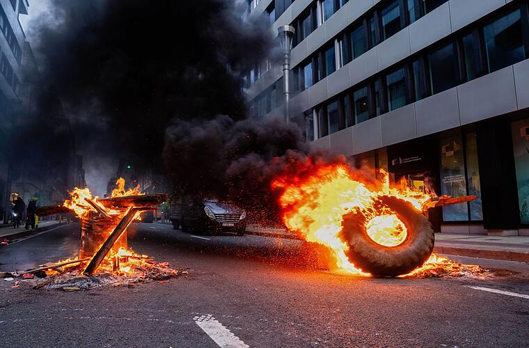 Feuer und Tränengas: Tausende Bauern bei Protest in Brüssel
