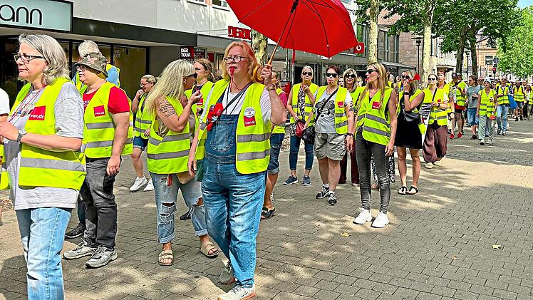 Rund 130 Besch&auml;ftigte des Einzel- und Gro&szlig;handels haben in Erlangen gestreikt. Verdi Mittelfranken