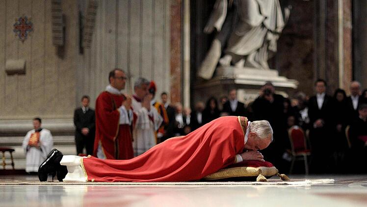 Der Papst am Karfreitag. Foto: SIMONE RISOLUTI dpa