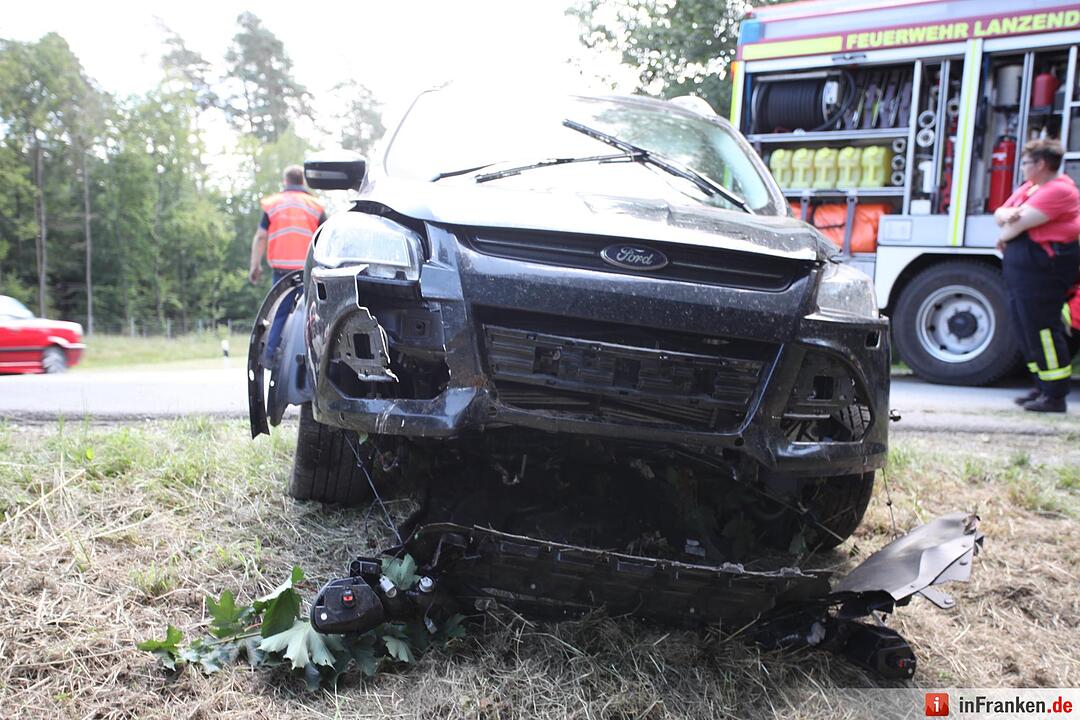 Pkw kracht in Traktor auf der B303