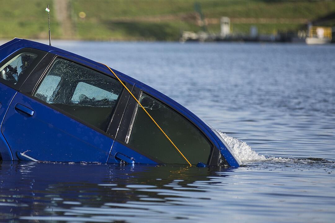 Auto versinkt in Hassfurt im Main