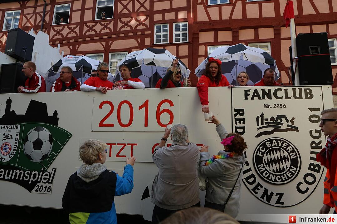 Gaudiwurm: Narren feiern in Coburg