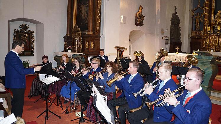 Böhmische Blasmusik spielte der Musikverein aus Egenhausen/ Schleerieth in der Klosterkirche am Kreuzberg.  Foto: Marion Eckert