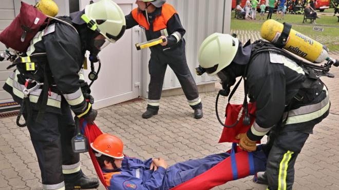 Die erste Person ist aus der Halle durch die Atemschutzträger gerettet. Foto: Helmut Will