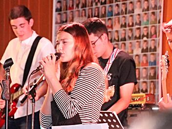 Alina Meyer mit der Schulband und dem Lied "Good Grief" Helmut Will