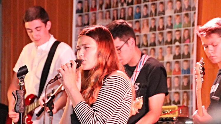 Alina Meyer mit der Schulband und dem Lied "Good Grief" Helmut Will