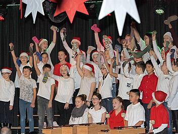Die Chorklassen 5a/5b bei ihrem "Weihnachtsmann mit Hexenschuss"  Fotos: Günther Geiling
