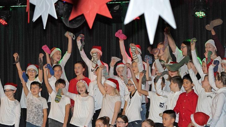 Die Chorklassen 5a/5b bei ihrem "Weihnachtsmann mit Hexenschuss"  Fotos: Günther Geiling