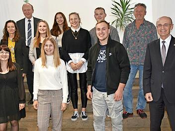 Zur erfolgreich bestandenen Ausbildung gratulierten Landrat Wilhelm Schneider, Geschäftsleiter Horst Hofmann, Ausbildungsleiterin Angelika Berthold und Ausbilder Otto Stark.