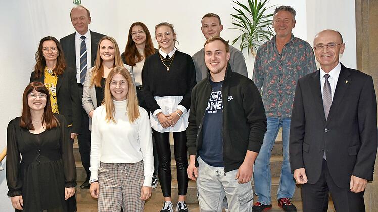 Zur erfolgreich bestandenen Ausbildung gratulierten Landrat Wilhelm Schneider, Geschäftsleiter Horst Hofmann, Ausbildungsleiterin Angelika Berthold und Ausbilder Otto Stark.