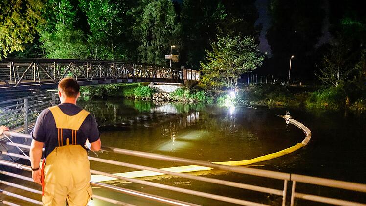 F&uuml;rth: Mysteri&ouml;se &Ouml;lspur auf Rednitz - erneuter aufw&auml;ndiger Feuerwehreinsatz