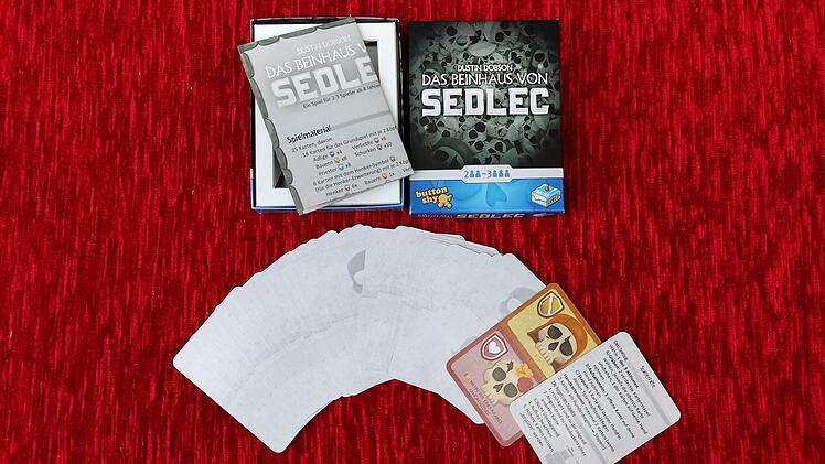 Spiele-Test Das Beinhaus von Sedlec: Minimalistische Kartenspiel-Empfehlung mit Domino-Schädeln