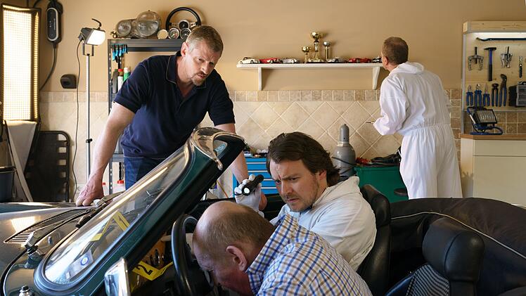 Nachdem Werner Novotny (Franz Bohac, vorne) in seinem Auto in der Garage an einer Kohlenmonoxidvergiftung gestorben ist, sucht Spurensicherer Rubatsch (Max Fischnaller, Mitte) gemeinsam mit Major Max Herzog (Martin Gruber, links) nach Spuren, die darauf schlie&szlig;en lassen, ob es Mord oder Selbstmord war.
