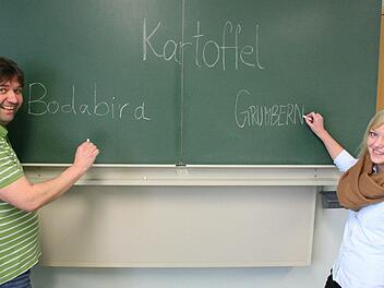 German Bertele und Irina Reuß schreiben Dialektwörter für Kartoffel an die Tafel. Foto: Sabine Paulus