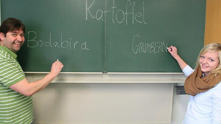 German Bertele und Irina Reuß schreiben Dialektwörter für Kartoffel an die Tafel. Foto: Sabine Paulus