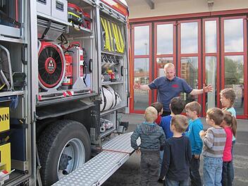 Holger Reinlein zeigte den "Lösch-Querkerla", wie groß ein Sprungkissen vor dem Aufblasen ist. Fotos: Monika Schütz