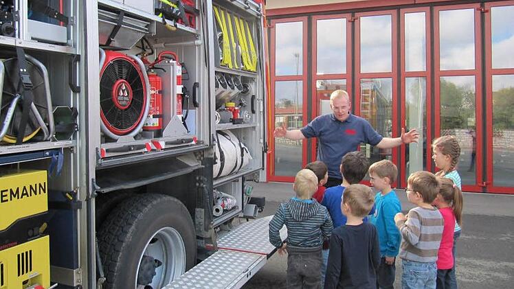 Holger Reinlein zeigte den "Lösch-Querkerla", wie groß ein Sprungkissen vor dem Aufblasen ist. Fotos: Monika Schütz