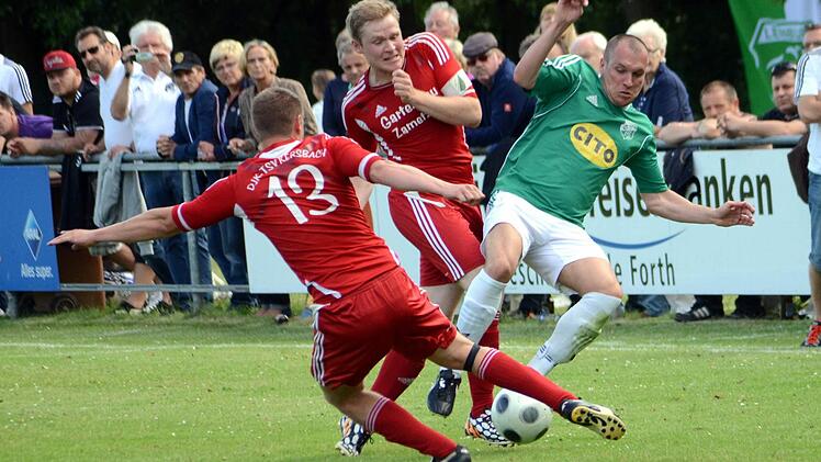 Kersbachs Spielführer Jonas Liedel (Mitte) und Markus Winkler (links) nehmen es gemeinsam mit dem Leinburger Markus Dorsch auf.
