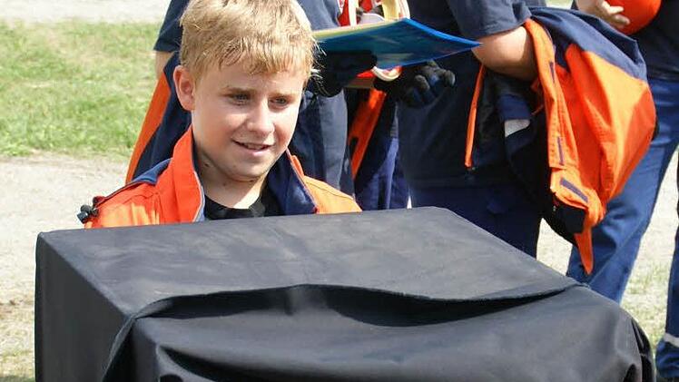 In der Blackbox mussten die Feuerwehrjugendlichen einen gestochenen Mastwurf und einen Kreuzknoten binden. Das ging bei den meisten wie geschmiert.