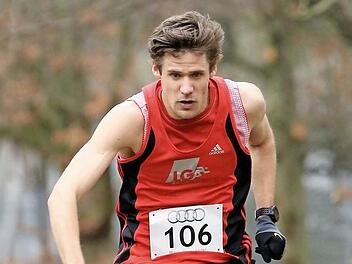 Der bayerische Vizemeister Mario Wernsdörfer überquert auf der Ingolstadter Strecke ein Hindernis. Foto: Theo Kiefner