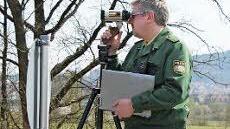 Polizeihauptmeister Markus Hummel blickt durch das Riegl-Modell.