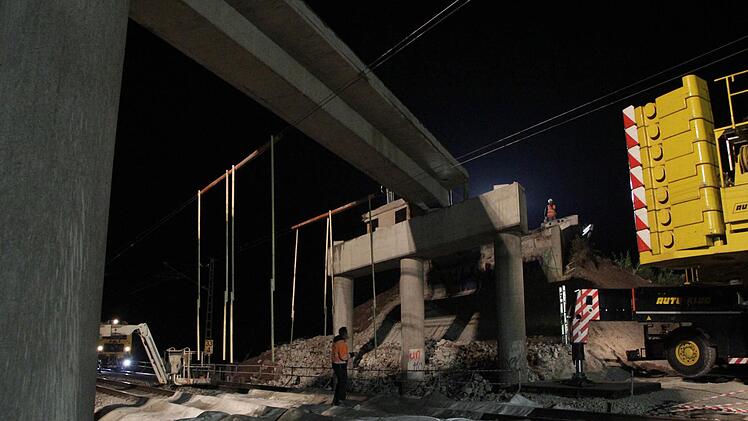 Die Brücke zwischen Kersbach und Baiersdorf wird demontiert. Foto: Josef Hofbauer