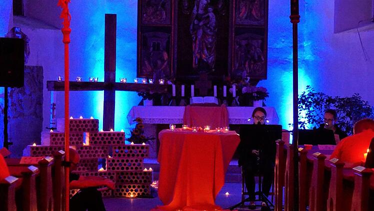 In beiden Kirchen - hier Sankt Laurentius - gab es beeindruckende Lichtinstallationen. Foto: Armin Seeger