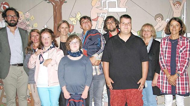F&uuml;r vier Sch&uuml;ler endet die Zeit in Sylbach. Sabrina, Susanna, Sebastian und Darwin wurden verabschiedet. Mit auf dem Bild (hinten von links) Lehrer Thomas Lilge, Schulbegleiterin Carolin Weber, Schulleiterin Alexandra Krines-Be&szlig;ler sowie (von rechts) Christiane Sch&ouml;ller vom Vorstand, Tagesst&auml;ttenleiterin Isolde Martin, Lehrer Daniel Serfas  Foto: rn