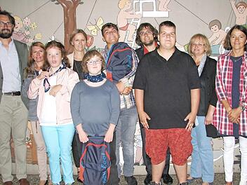 Für vier Schüler endet die Zeit in Sylbach. Sabrina, Susanna, Sebastian und Darwin wurden verabschiedet. Mit auf dem Bild (hinten von links) Lehrer Thomas Lilge, Schulbegleiterin Carolin Weber, Schulleiterin Alexandra Krines-Beßler sowie (von rechts) Christiane Schöller vom Vorstand, Tagesstättenleiterin Isolde Martin, Lehrer Daniel Serfas  Foto: rn